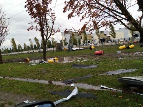 На Кіровоградщині та Миколаївщині сильний вітер позривав дахи зі шкіл і будівель. ФОТО