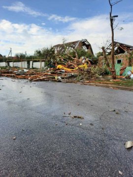 На Кіровоградщині та Миколаївщині сильний вітер позривав дахи зі шкіл і будівель. ФОТО
