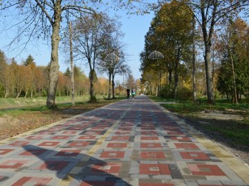 Бізнес, який любить місто: у Луцьку відкрили оновлені алеї Центрального парку