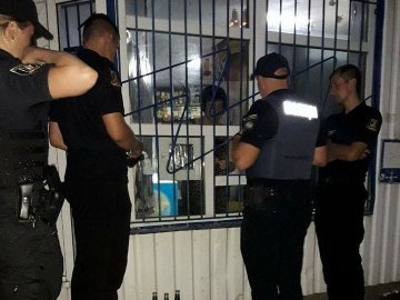 Вночі у Луцьку продавали алкоголь. ФОТО