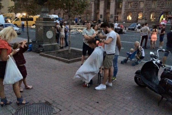 Київський перукар безкоштовно стриже безхатченків. ФОТО