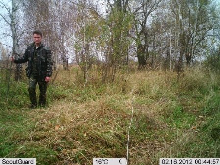 Денис Вишневський встановлює фотопастку