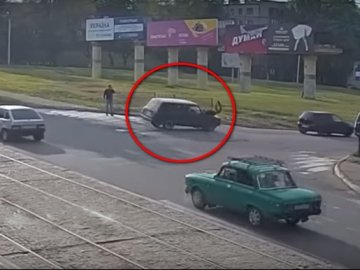 У Кам'янському священик на повному ходу збив жінку на переході. ВІДЕО 18+