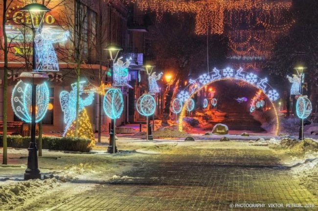 Луцький фотограф показав безлюдний Луцьк напередодні Нового року