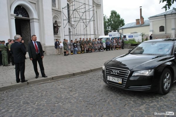 На територію Замкової площі дозволяли проїзджати не всім