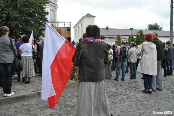 Поляки - патріоти, привезли багато національних стягів