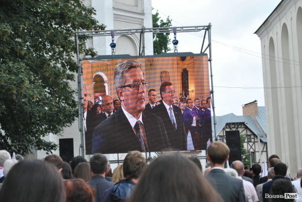 Усім, хто був на вулиці, слідкувати за службою було зручно