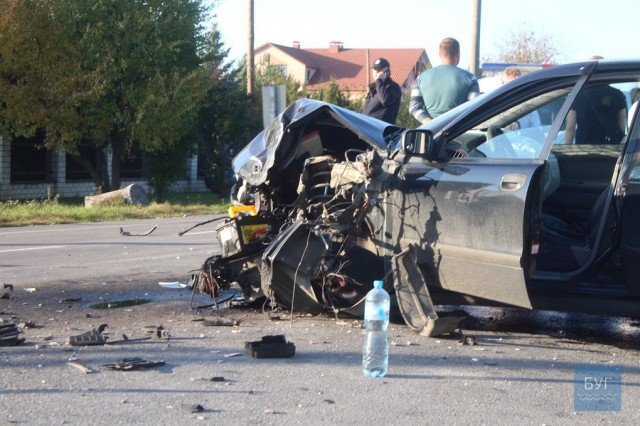 Небезпечний обгін: на Волині зіткнулись бус та легковик. ФОТО