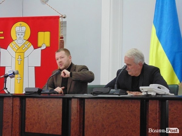 У Луцьку не змогли відправити у відставку чиновника, який ігнорував громадських діячів