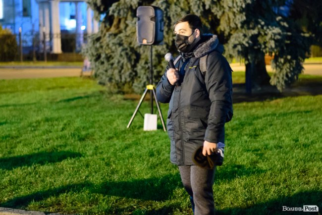 Лучани вийшли на Театральну площу відзначити сьому річницю Майдану. ФОТО