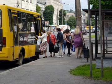 Лучанку, яка перебувала на зупинці без маски, оштрафували на кругленьку суму