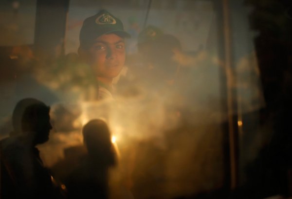 Палестинський хлопчик Махмуд Ханія, дивиться з вікна автобуса. Він залишає літній табір, організованому рухом ХАМАС у місті Газа (Палестинська автономія)