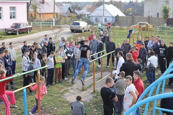 «Street Workout» в Ківерцях: віджимання на брусах. ФОТО