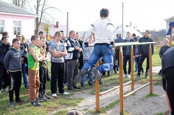 «Street Workout» в Ківерцях: віджимання на брусах. ФОТО