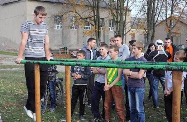 «Street Workout» в Ківерцях: віджимання на брусах. ФОТО