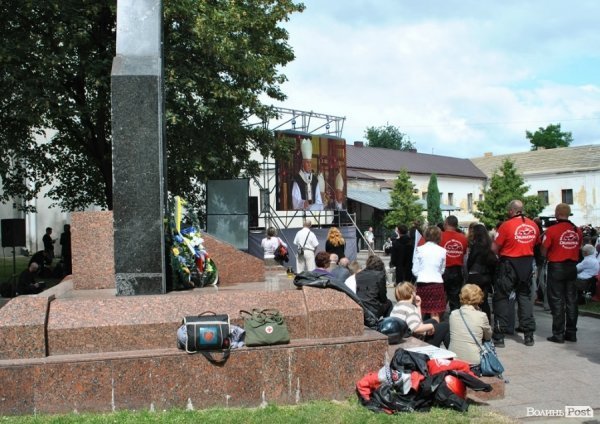 Але до монументу жертвам, розстріляним органами НКВС у 1941 році, деякі поляки поставилися зневажливо