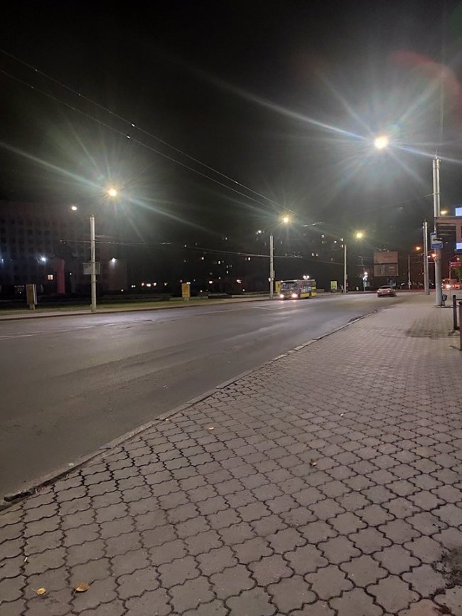 У Луцьку на вулиці Рівненській встановлюють сучасне LED-освітлення