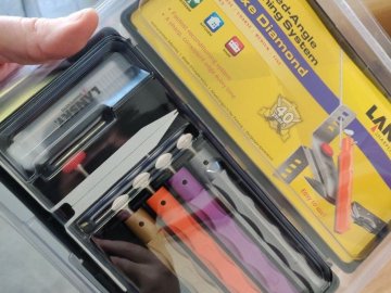 На «Ягодині» у бусі знайшли незаконну партію ножів на 750 тисяч гривень