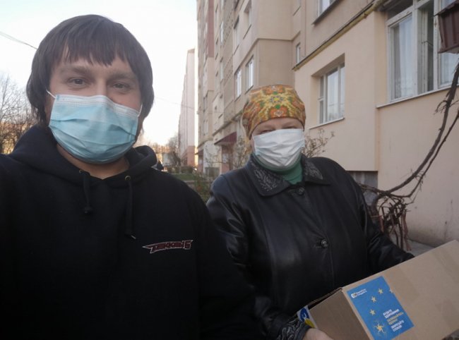 Волиняни отримують продуктові набори в рамках всеукраїнської благодійної кампанії. ФОТО 