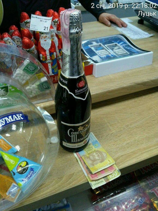 Попри заборону, луцькі магазини продовжують продавати алкоголь вночі. ФОТО