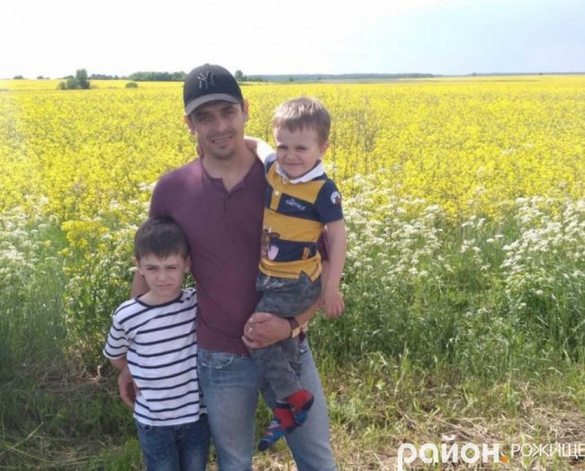 Житель села Рудня Олександр Андрієвський разом з дітьми.