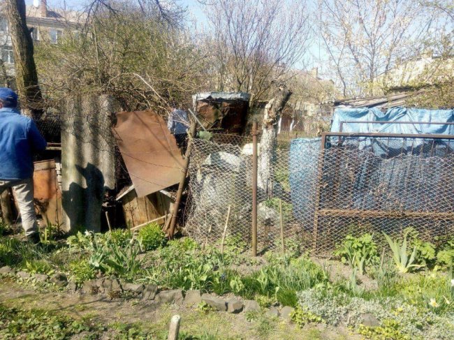 У Луцьку біля Старого ринку муніципали зносять старі халабуди