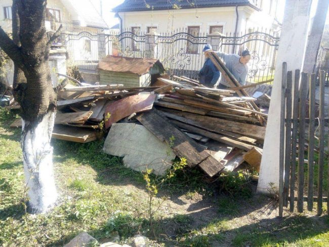 У Луцьку біля Старого ринку муніципали зносять старі халабуди