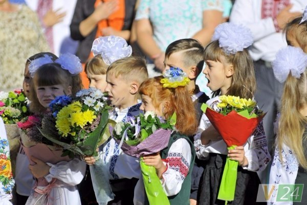 Луцький депутат подарував рідній школі ноутбук і сертифікати на харчування дітей. ФОТО