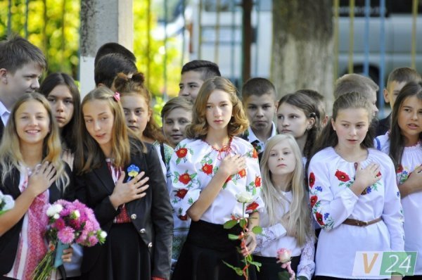 Луцький депутат подарував рідній школі ноутбук і сертифікати на харчування дітей. ФОТО