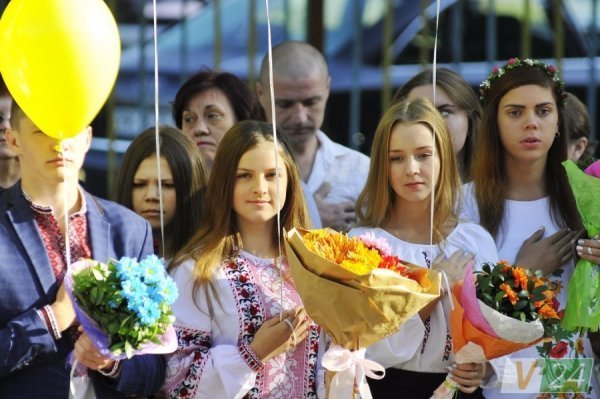 Луцький депутат подарував рідній школі ноутбук і сертифікати на харчування дітей. ФОТО