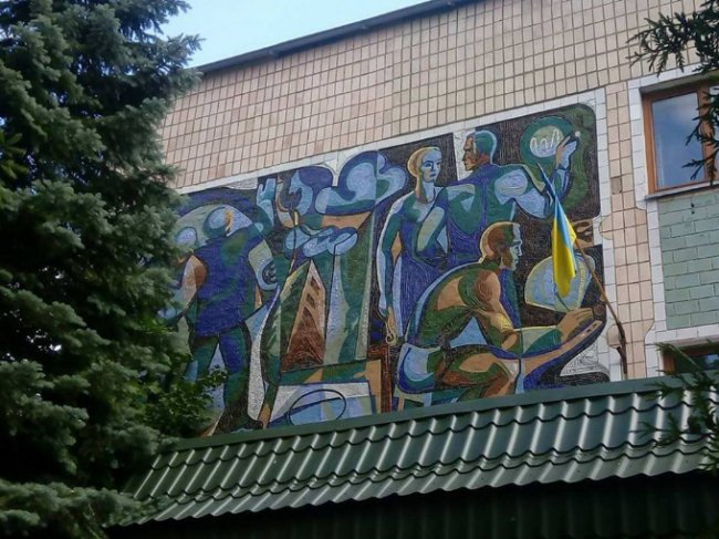 Радянські мозаїки на фасадах луцьких будинків. ФОТО