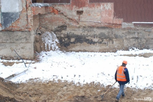 У Луцьку стартувала реконструкція «Променя»: зрізають ялинки. ФОТО. ВІДЕО. ДОКУМЕНТИ