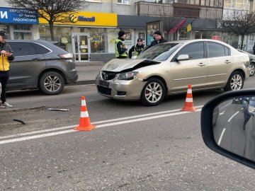 У центрі Луцька зіткнулися Mazda і BMW