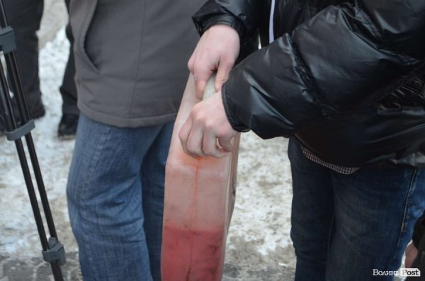 «Кров», міліція і сутичики: у Луцьку відвідали заклади регіоналів. ФОТО