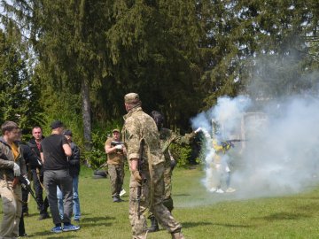 Броньованим «Камазом» – на полігон: луцьких депутатів вчили військовим дисциплінам