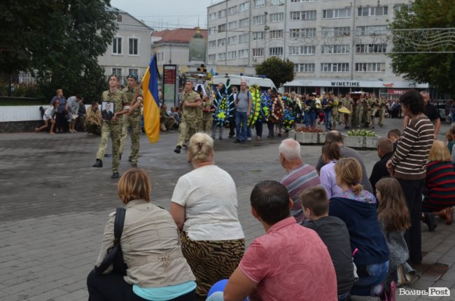 «Востаннє для тебе: слава Україні!»: Луцьк попрощався з Георгієм Ольховським. ФОТО