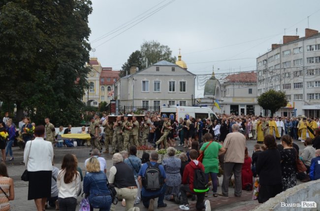 «Востаннє для тебе: слава Україні!»: Луцьк попрощався з Георгієм Ольховським. ФОТО