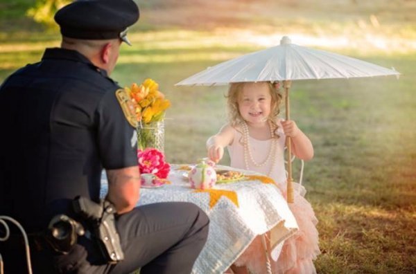 Техаський коп знявся у зворушливій фотосесії з дівчинкою, яку врятував від смерті. ФОТО