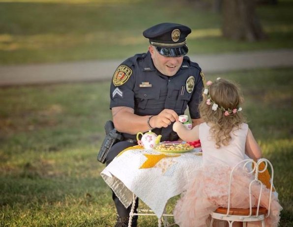 Техаський коп знявся у зворушливій фотосесії з дівчинкою, яку врятував від смерті. ФОТО