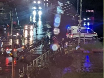 У Луцьку водій Mini Cooper  збив 19-річну дівчину: її госпіталізували до лікарні