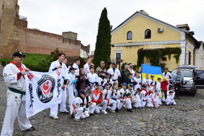 Юні волиняни придбали для прикордонників позашляховик 