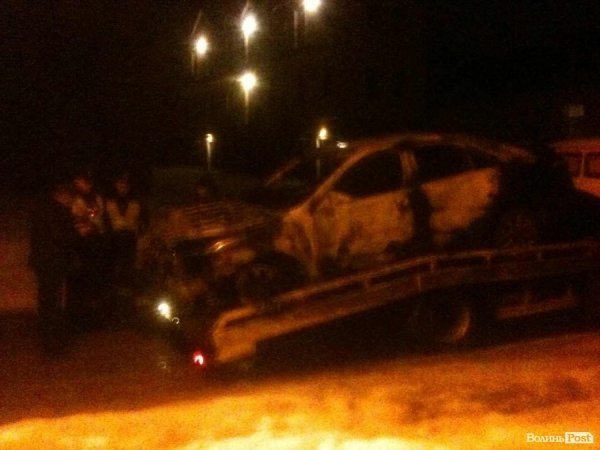 У Луцьку під елітним рестораном згоріла машина. ФОТО. ВІДЕО