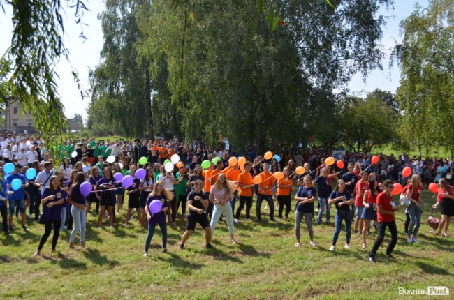 Танець від ректора і завдання від губернатора: як у луцькому «політесі» першачків зустрічали. ФОТО