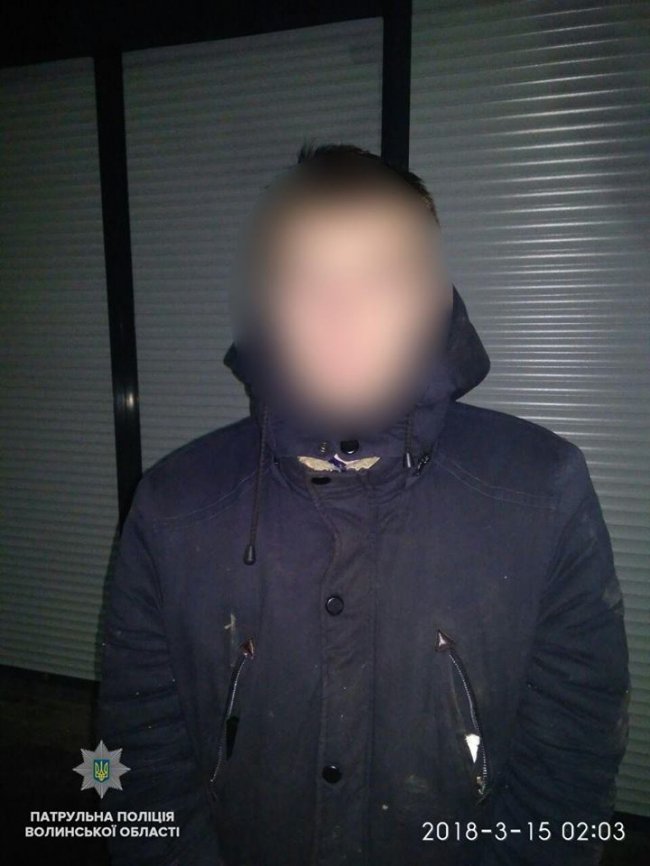 У Луцьку чоловік проник в автобус, щоб поспати. ФОТО