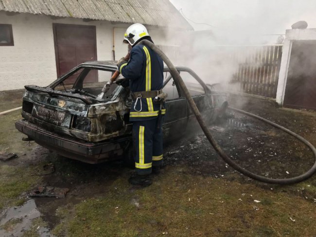 На Рівненщині в автомобілі вибухнув газовий балон. ФОТО