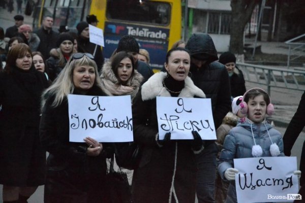 У Луцьку влаштували акцію «Я - Волноваха», щоб вшанувати загиблих на сході. ФОТО