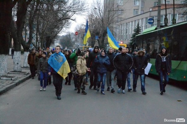 У Луцьку влаштували акцію «Я - Волноваха», щоб вшанувати загиблих на сході. ФОТО