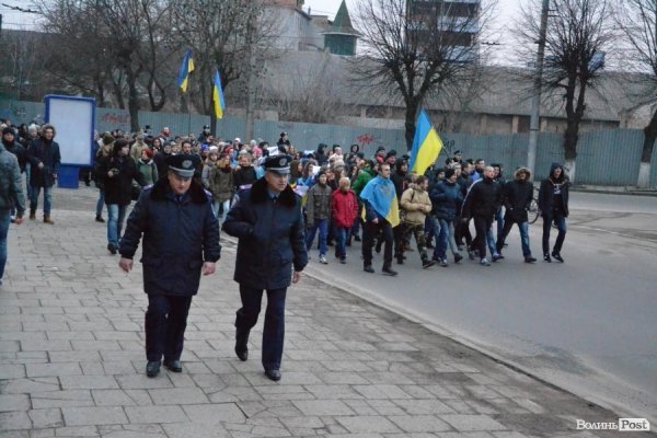 У Луцьку влаштували акцію «Я - Волноваха», щоб вшанувати загиблих на сході. ФОТО