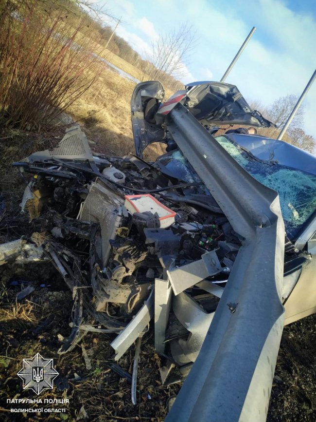 На Волині водій зніс відбійник: на нього склали 4 адмінматеріали. ФОТО