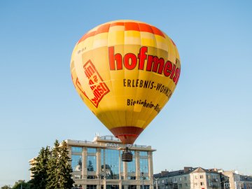 Вечірній старт аеростатів у центрі Луцька. ФОТО